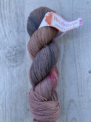 Herzfasern No. 92 – Zimtblüte (Limited Edition), handgefärbt in Zimtbraun, Grau und Farbakzent, Strangaufnahme